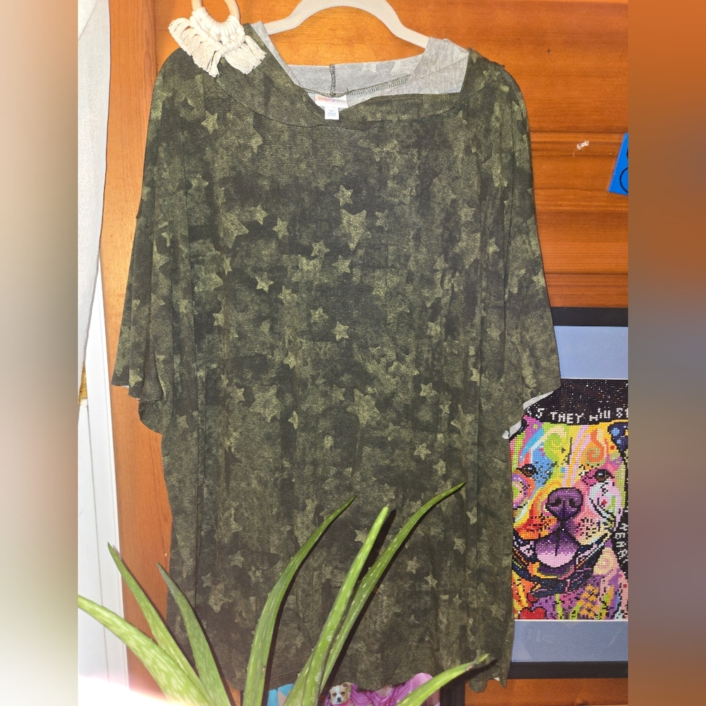 Chic Olive Star Print Top